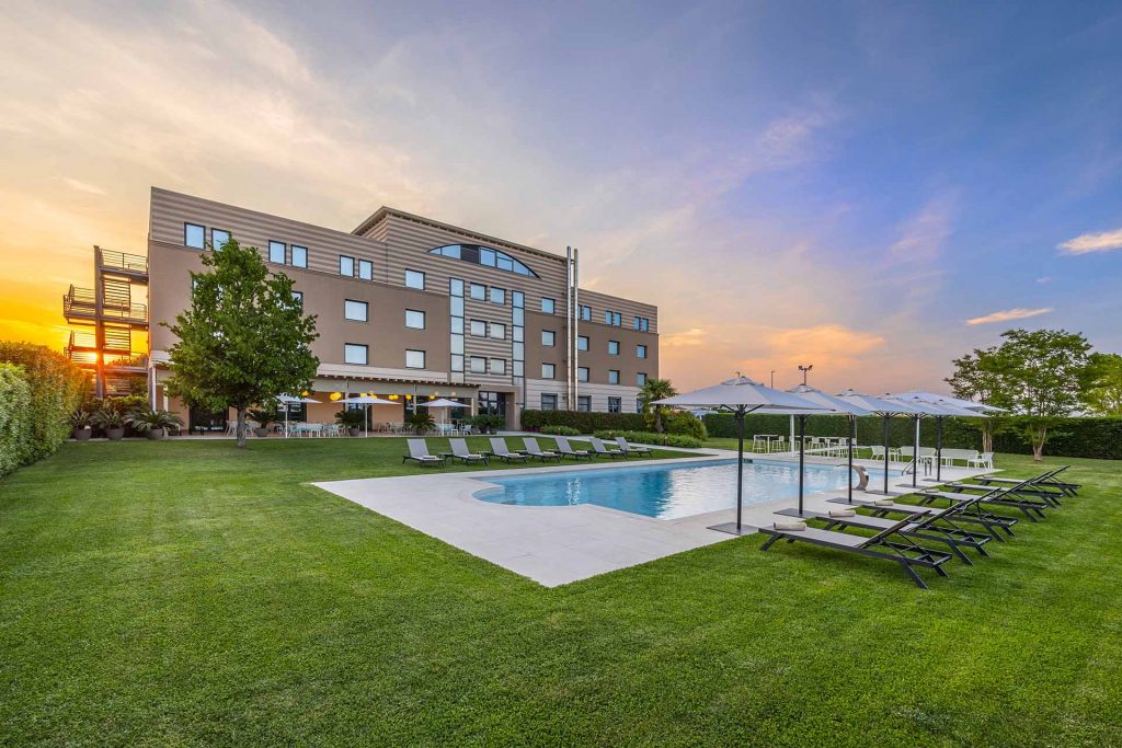 omnia-hotel-a-noventa-con-piscina