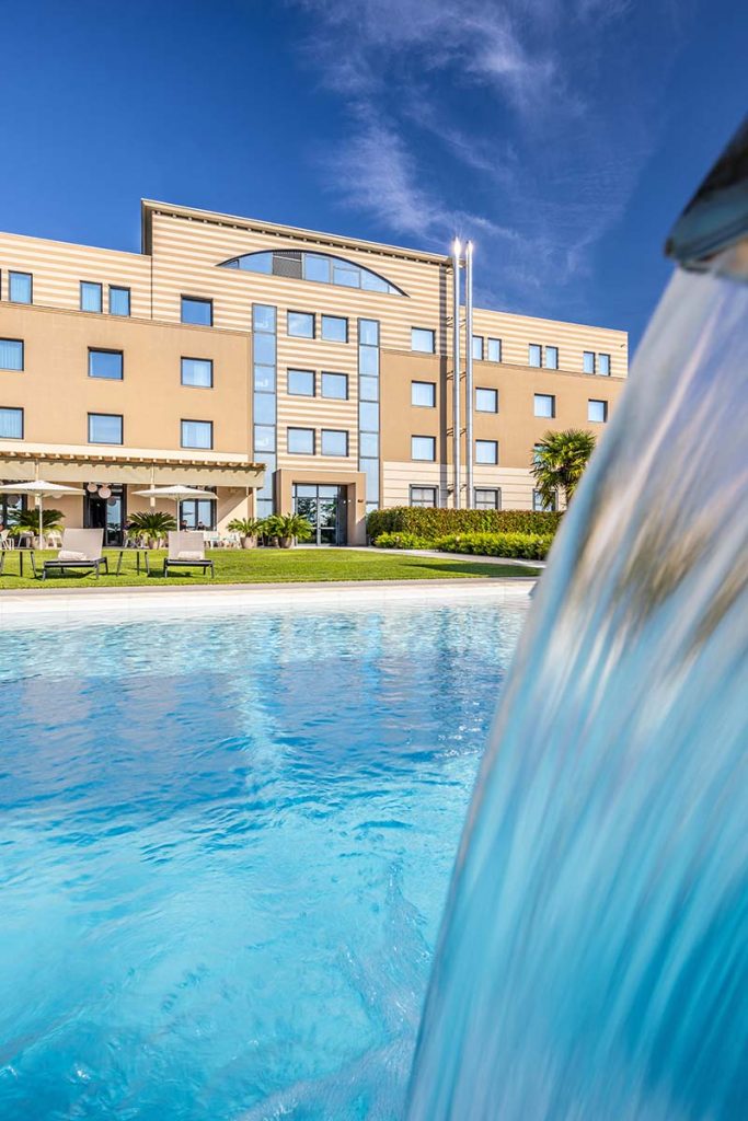 hotel-a-noventa-omnia-con-piscina
