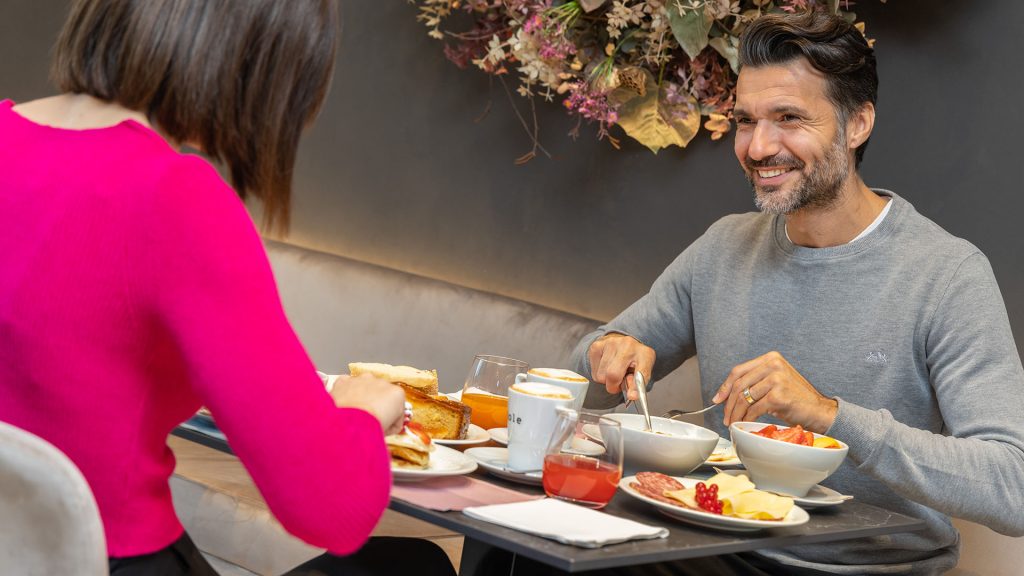 omnia-hotel-colazione-interno-uomo-donna-1
